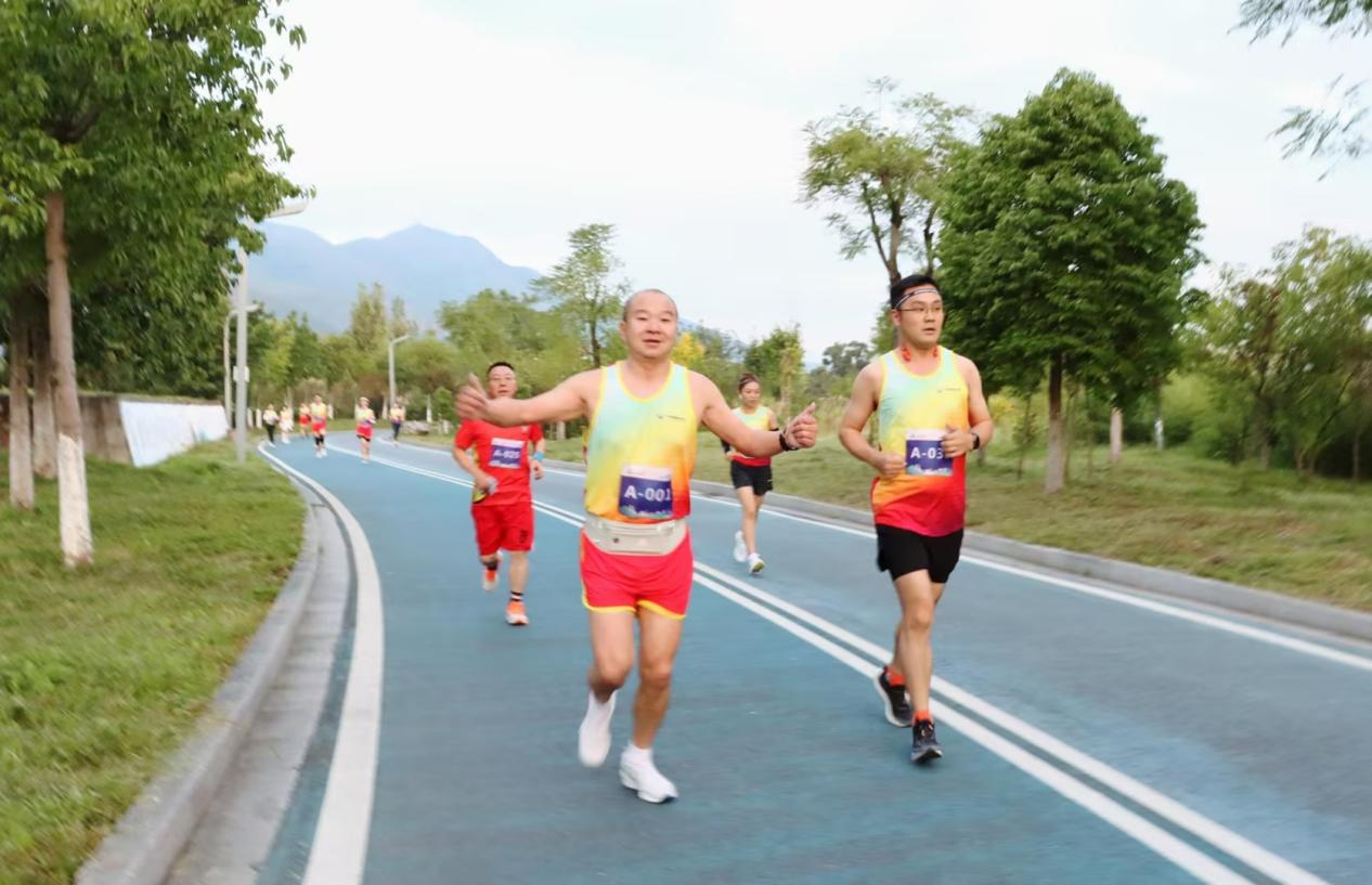 健康奔跑  携手共进  奔向未来  ——星船城举行首届“星悦杯”秋季半程马拉松比赛(图3)